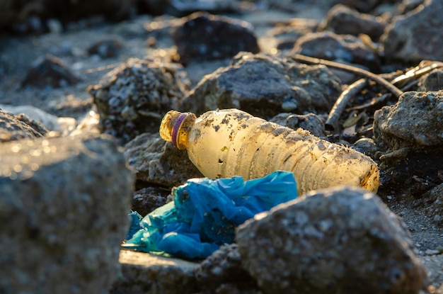 Photo close-up of garbage on rock