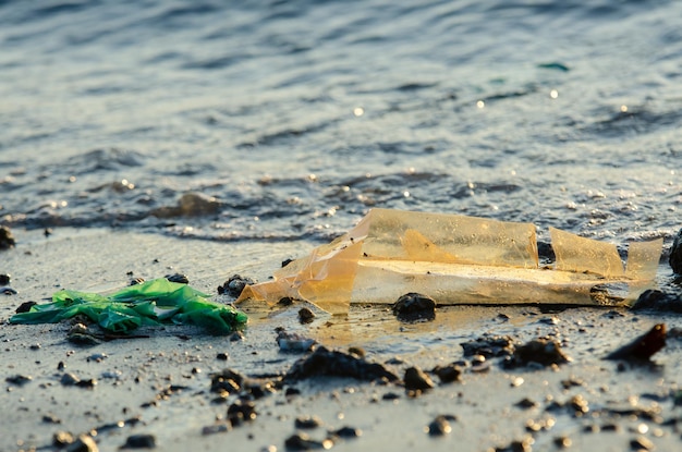 Foto prossimo piano di spazzatura sulla sabbia della spiaggia