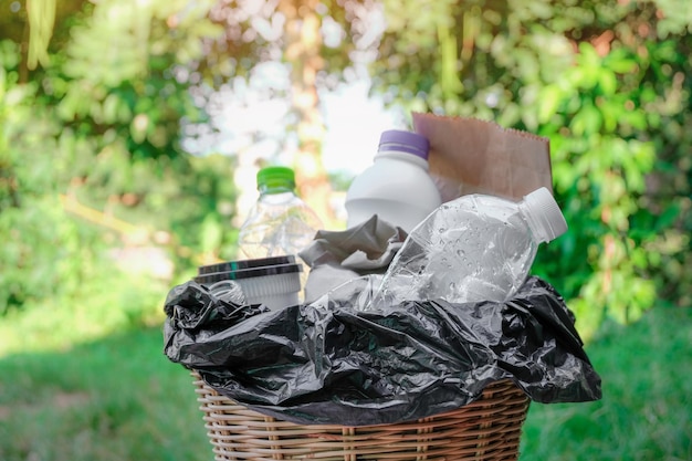 Photo close-up of garbage in wicker basket on grassy field