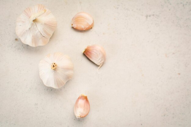 Photo close-up of garlic on table