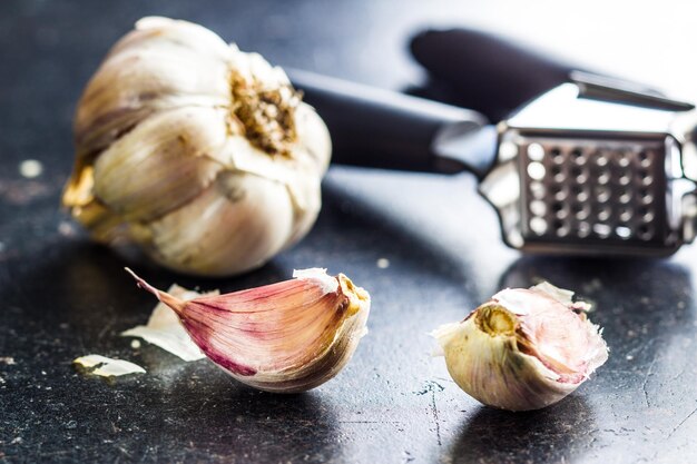 Photo close-up of garlic on table