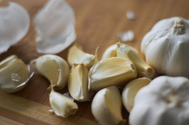 Photo close-up of garlics on cutting board