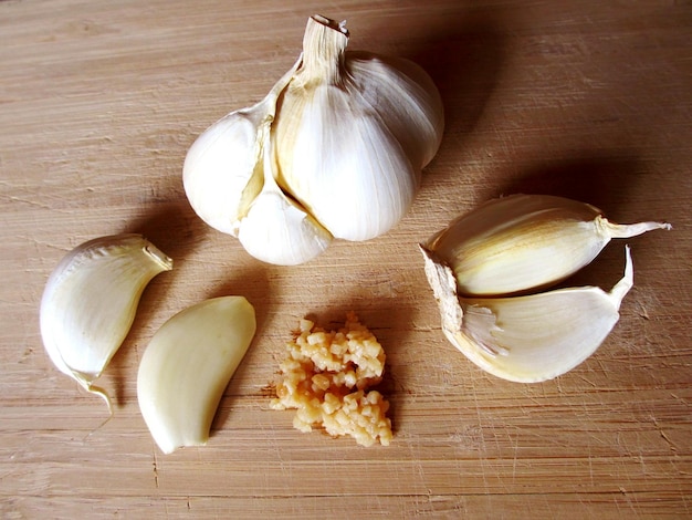 Photo close-up of garlics on table