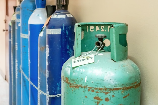 Photo close-up of gas cylinder against wall