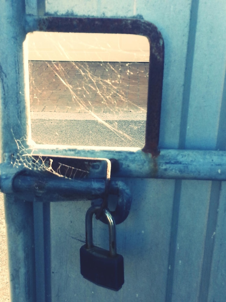 Photo close-up of gate with padlock