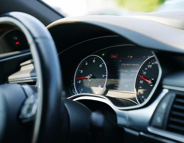 車内の計測器のクローズアップ