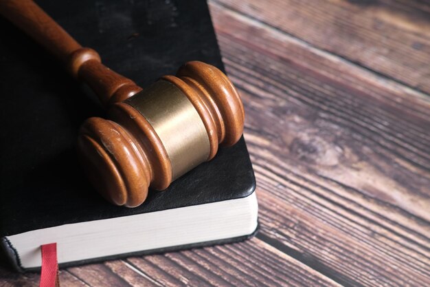 Photo close up of gavel on a book on table