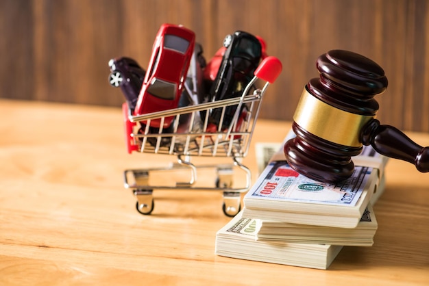 Photo close-up of gavel and money on table