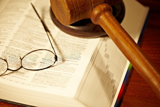 Photo close-up of gavel on paper