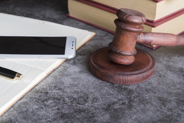 Photo close-up of gavel on table