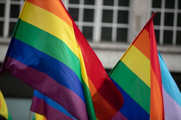 Крупный план флага гей-прайда на праздновании гордости