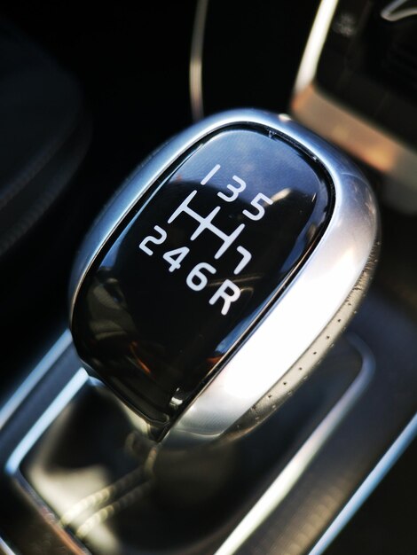 Photo close-up of gearshift in car