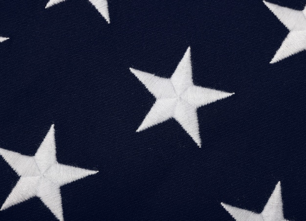 Close-up geborduurde witte sterren op blauw kanton van zwaar katoenen canvas Amerikaanse nationale vlag, symbool van Amerikaans patriottisme, verhoogde hoge hoekmening, direct boven