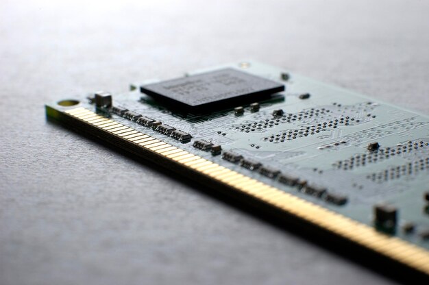Close-up geheugenkaart met SMD-chip ligt op tafel. Het concept van computerdelen. Elektronische onderdelen. Copyspace