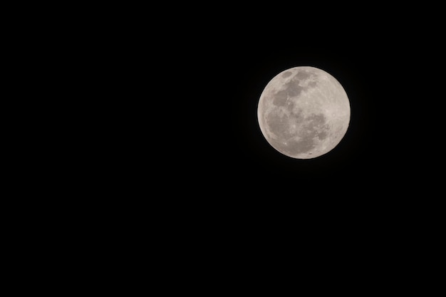 Close-up gele volle maan op de zwarte lucht