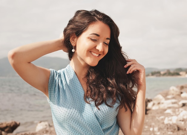 Close-up gelukkige vrouw in de buurt van oceaan zomervakantie