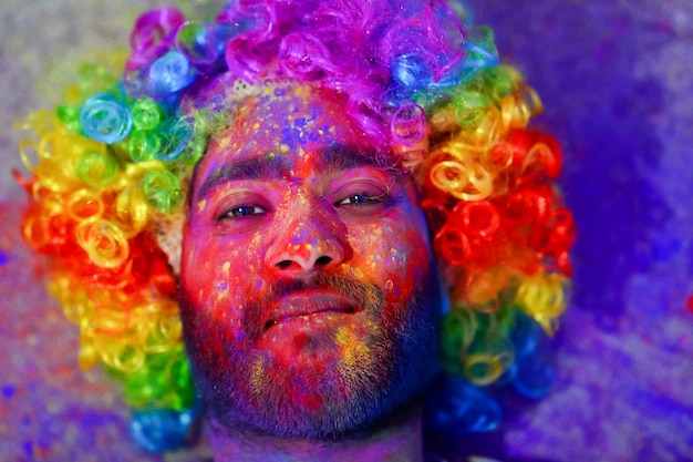 Close-up gezicht van een jongen een Indiase jongen die holi beeld HD witte achtergrond speelt