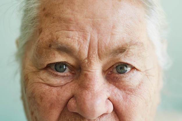 Foto close-up gezicht van een oudere vrouw met grijze haarrimpels