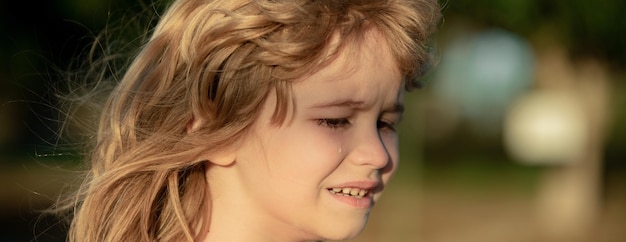 Close-up gezicht van huilend kind Verdrietig kind jongen portret