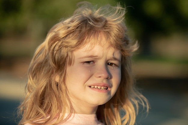 Close-up gezicht van kind jongen huilen buiten Kinderen huilen Jongen huilt van wrok en verdriet