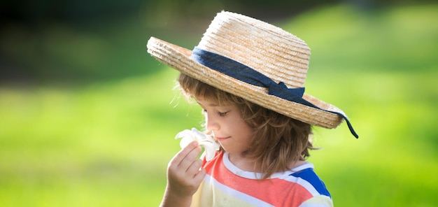 Close-up gezicht van schattig kind buiten lente banner voor website koptekst portret van een schattig kind jongen i