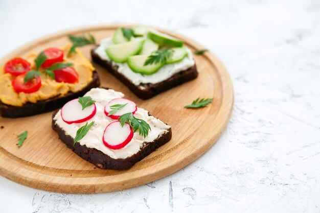 Close-up gezonde vegetarische roggebrood toasts