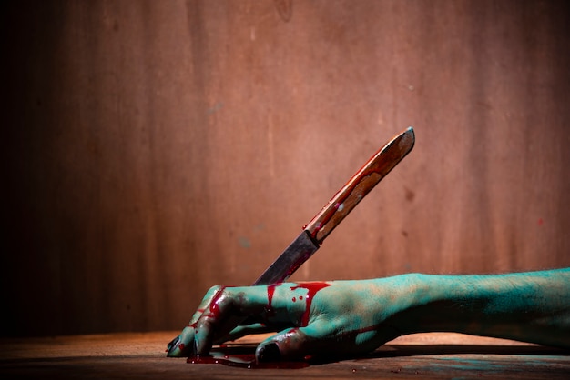 Close-up, ghost vrouw of zombie houden mes voor moord met bloed geweld in huis