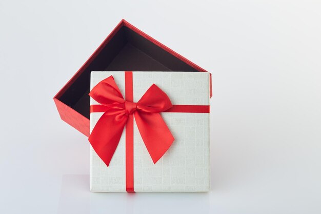 Foto close-up di una scatola regalo su sfondo bianco