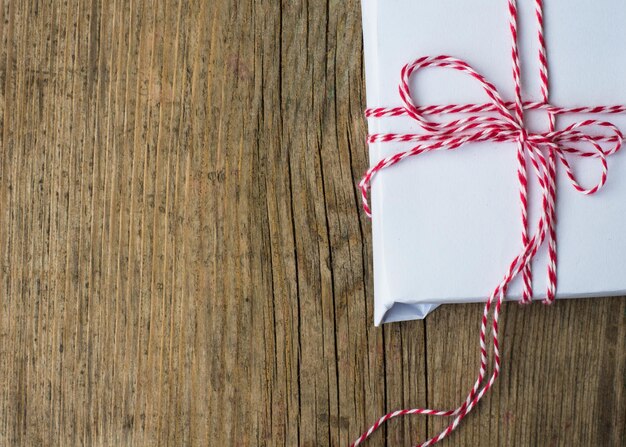 Photo close-up of gift box on wooden table