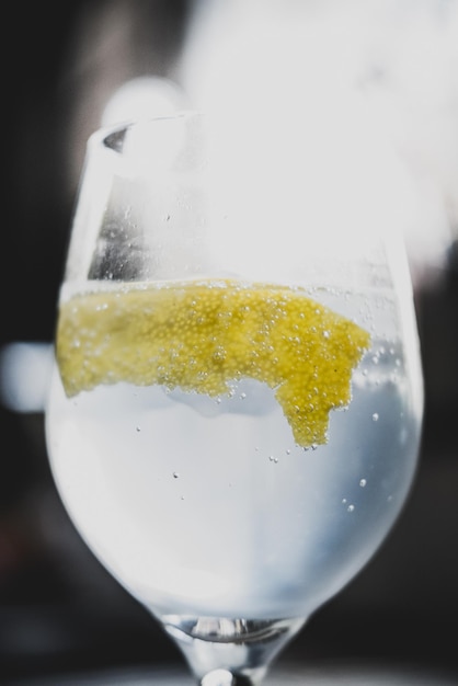 Photo close-up of gin and tonic with lemon