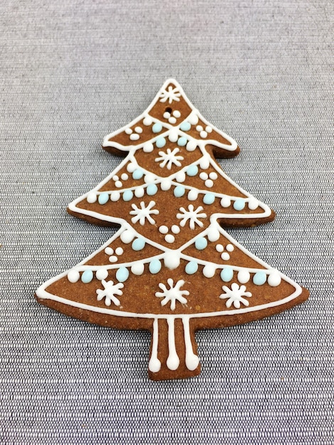 Photo close-up of gingerbread cookie on table
