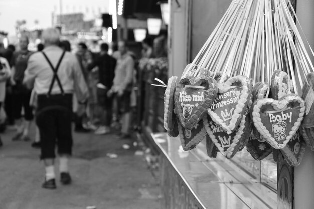 Foto close-up di biscotti di pan di zenzero in vendita contro la folla in strada