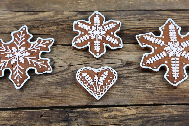 Photo close-up of gingerbread cookies on wooden table