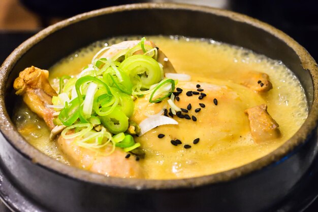 Photo close-up of ginseng chicken soup in hot pot