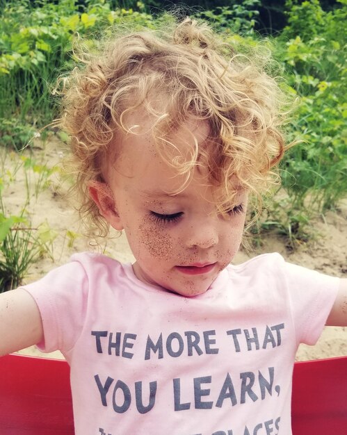 Photo close-up of girl against plants