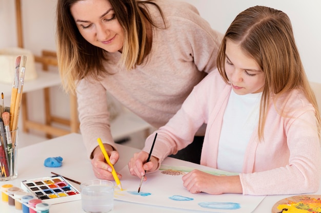 写真 クローズアップの女の子と女性の絵