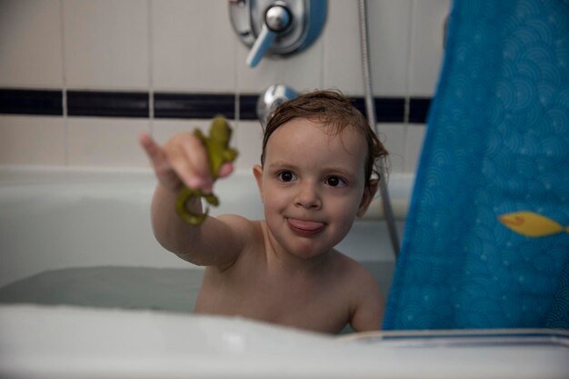 Photo close-up of girl in bathtub at home