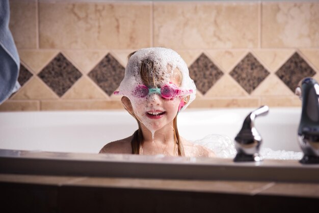 Photo close-up of girl in bathtub