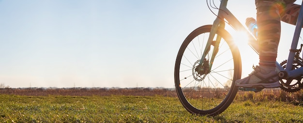 緑の芝生に乗って自転車に乗っている女の子のクローズアップ