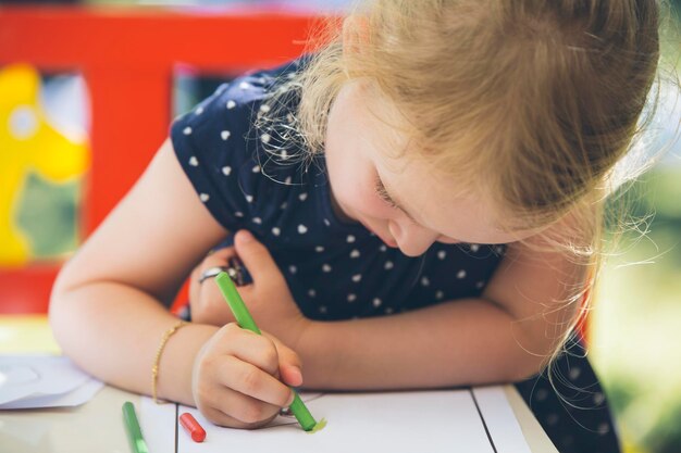 Photo close-up of girl drawing with crayon