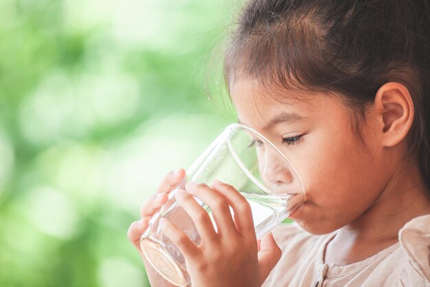 Photo close-up of girl drinking water from glass outdoors