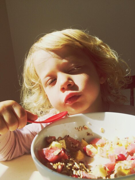 Photo close-up of a girl eating food