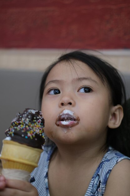 アイスクリームを食べている女の子のクローズアップ