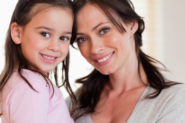 Photo close up of a girl and her mother