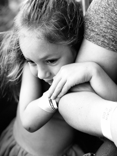 Foto close-up di una ragazza che tiene la mano della madre