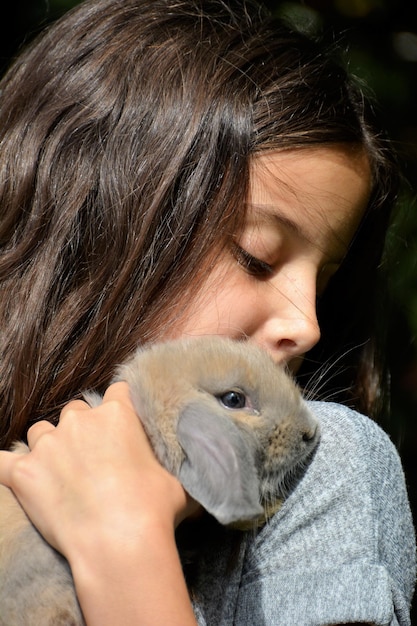 Foto close-up di una ragazza che tiene un coniglio