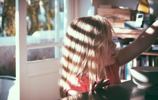 Foto prossimo piano della ragazza a casa