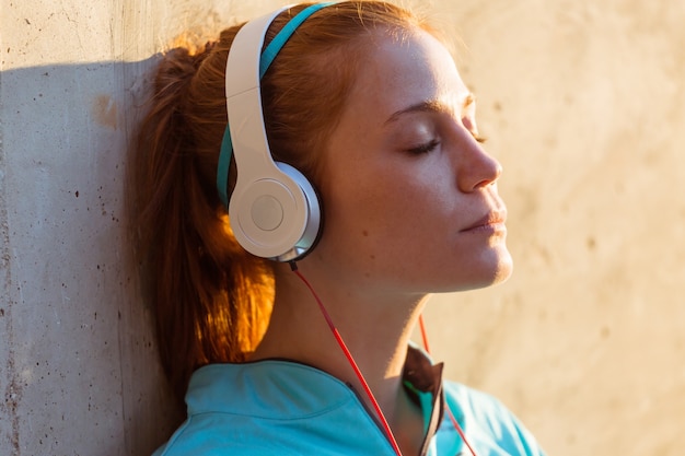 Photo close-up of girl listening to music