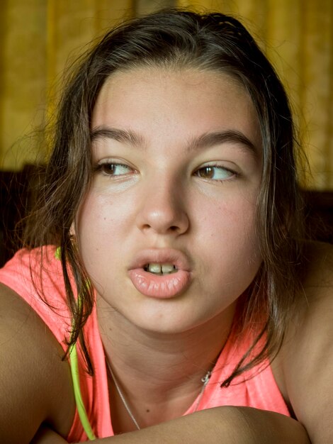 Photo close-up of girl looking away at home