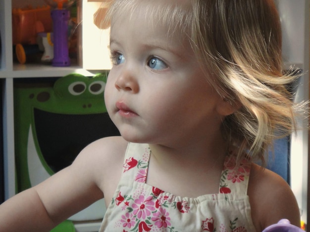 Foto close-up della ragazza che guarda da un'altra parte